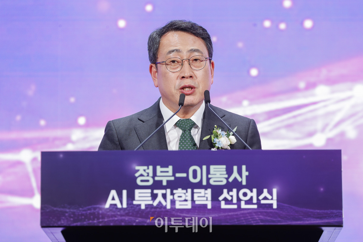 ▲유영상 SKT 대표가 12일 서울 중구 웨스틴조선 서울에서 열린 정부-이통사 AI 투자협력 선언식에서 축사를 하고 있다. 조현호 기자 hyunho@
