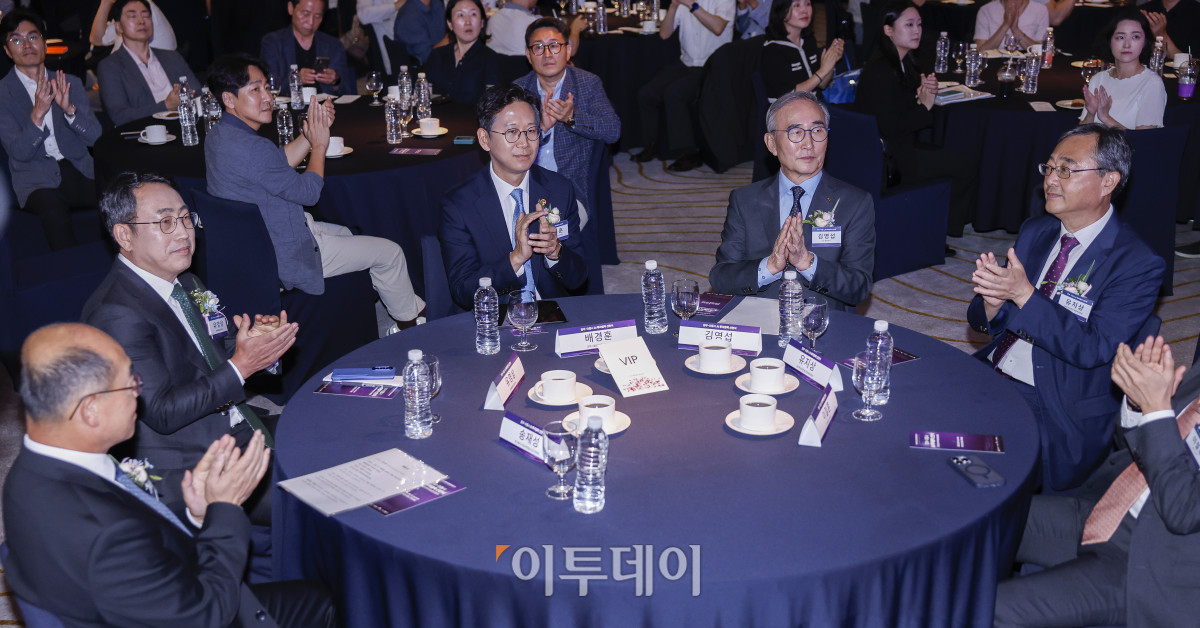 ▲배경훈 과학기술정보통신부 장관을 비롯한 참석자들이 12일 서울 중구 웨스틴조선 서울에서 열린 정부-이통사 AI 투자협력 선언식에서 박수를 치고 있다. 왼쪽부터 송재성 한국통신사업자연합회 상근부회장, 유영상 SKT 대표, 배 장관, 김영섭 KT 대표. 유지상 KIF투자조합 투자운영위원장. 조현호 기자 hyunho@