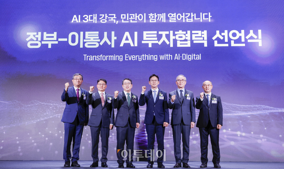 ▲12일 서울 중구 웨스틴 조선 서울에서 열린 정부-이통사 AI 투자협력 선언식에서 참석자들이 세레모니를 마친 후 기념촬영을 하고 있다. 왼쪽부터 유지상 KIF투자조합 투자운영위원장, 이철훈 LG유플러스 부사장, 유영상 SKT 대표, 배경훈 과학기술정보통신부 장관, 김영섭 KT 대표, 송재성 한국통신사업자연합회 상근부회장. 조현호 기자 hyunho@