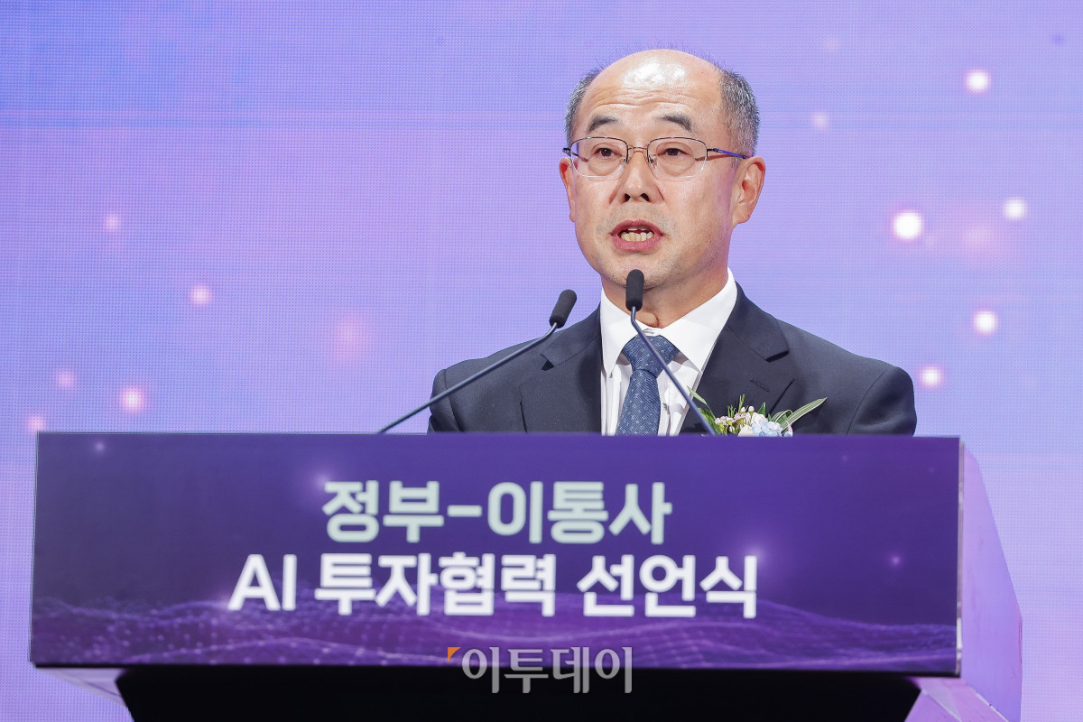 ▲송재성 한국통신사업자연합회 상근부회장이 12일 서울 중구 웨스틴 조선 서울에서 열린 정부-이통사 AI 투자협력 선언식에서 개회사를 하고 있다. 조현호 기자 hyunho@
