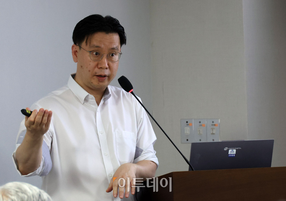 ▲한병화 유진투자증권 이사가 12일 서울 여의도 국회 의원회관에서 열린 새정부의 원전정책 방향과 쟁점 간담회에서 '글로벌 원전 시장의 현실'을 주제로 발표하고 있다. 고이란 기자 photoeran@