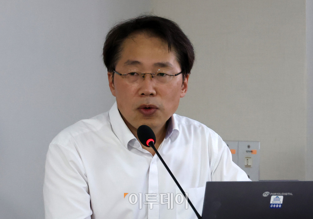 ▲석광훈 에너지전환포럼 전문위원이 12일 서울 여의도 국회 의원회관에서 열린 새정부의 원전정책 방향과 쟁점 간담회에서 '새정부의 원전정책에 대한 우려와 대안'을 주제로 발표하고 있다. 고이란 기자 photoeran@