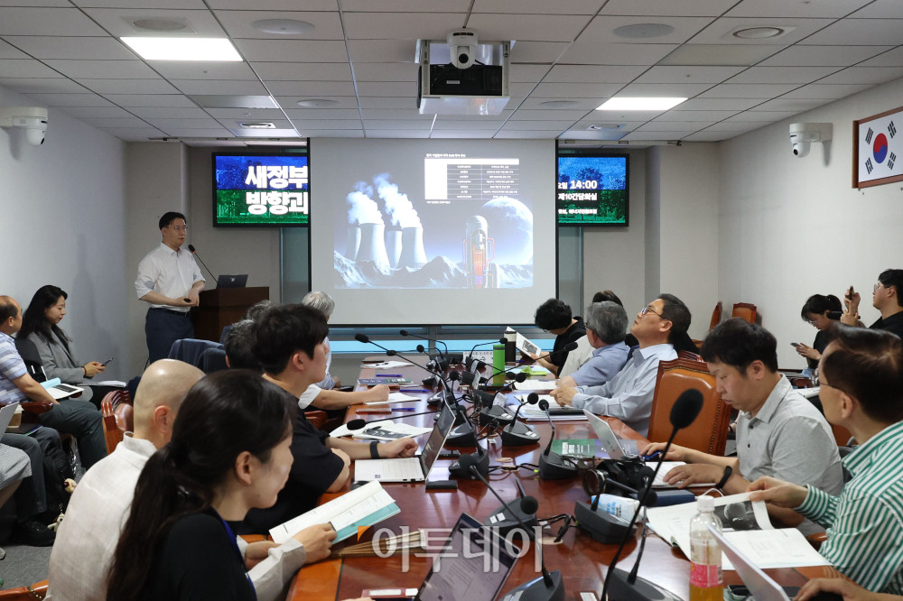 ▲한병화 유진투자증권 이사가 12일 서울 여의도 국회 의원회관에서 열린 새정부의 원전정책 방향과 쟁점 간담회에서 '글로벌 원전 시장의 현실'을 주제로 발표하고 있다. 고이란 기자 photoeran@