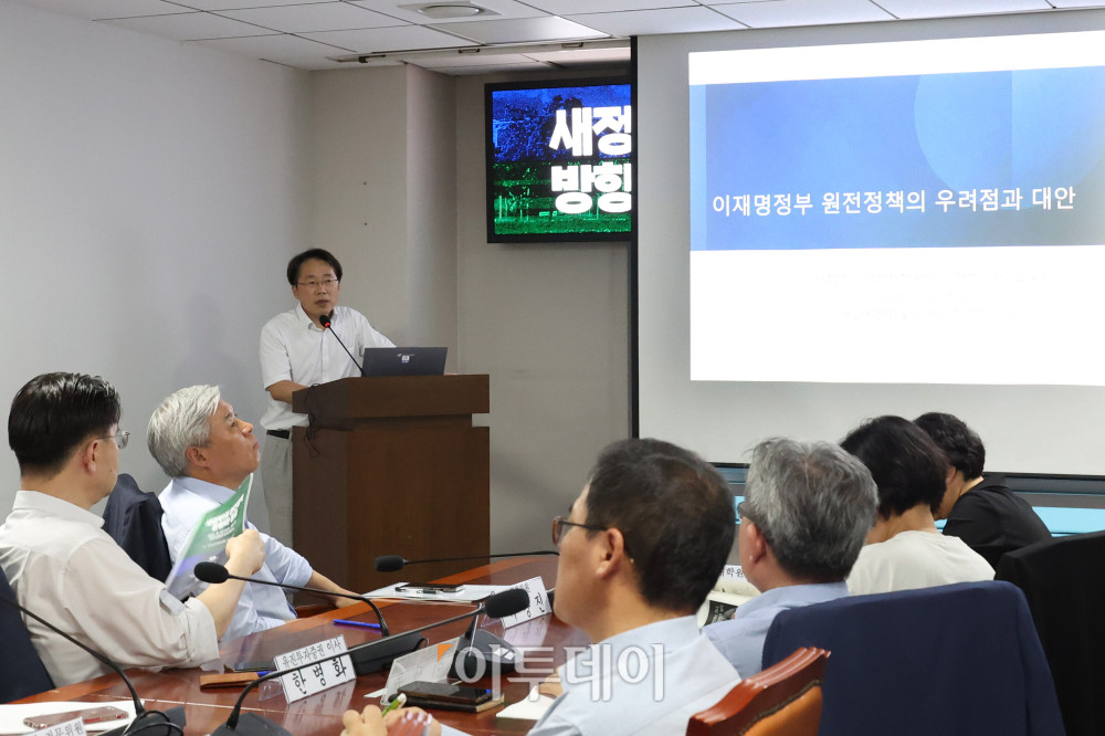 ▲석광훈 에너지전환포럼 전문위원이 12일 서울 여의도 국회 의원회관에서 열린 새정부의 원전정책 방향과 쟁점 간담회에서 '새정부의 원전정책에 대한 우려와 대안'을 주제로 발표하고 있다. 고이란 기자 photoeran@