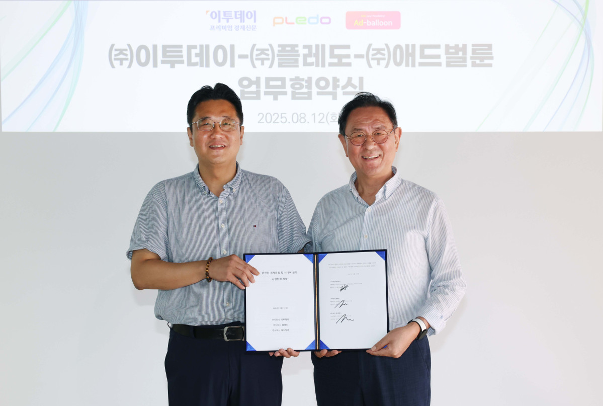 ▲이종재(오른쪽) 이투데이그룹 부회장과 김관석 플레도-애드벌룬 대표이사가 12일 서울 강남구 이투데이에서 열린 이투데이-플레도-애드벌룬 ‘어린이 경제금융 및 시니어 분야’ 업무협약식에서 기념촬영을 하고 있다. 신태현 기자 holjjak@