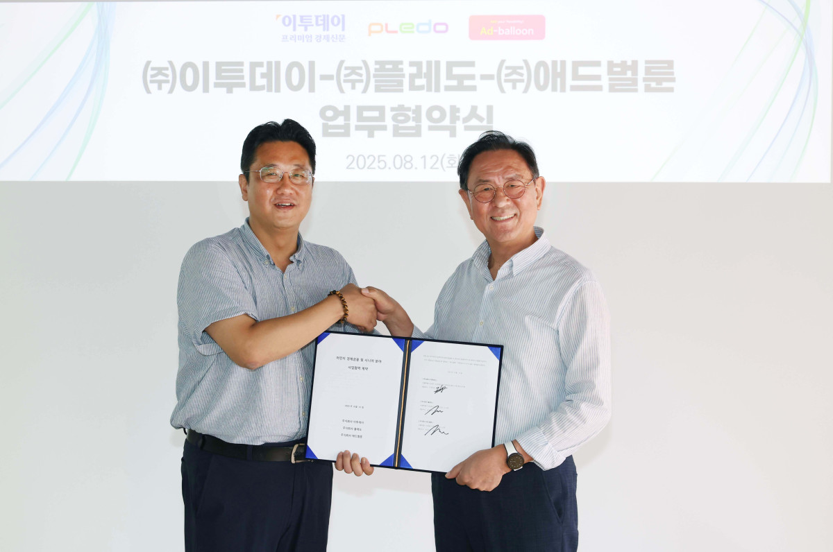 ▲이종재(오른쪽) 이투데이그룹 부회장과 김관석 플레도-애드벌룬 대표이사가 12일 서울 강남구 이투데이에서 열린 이투데이-플레도-애드벌룬 ‘어린이 경제금융 및 시니어 분야’ 업무협약식에서 기념촬영을 하고 있다. 신태현 기자 holjjak@