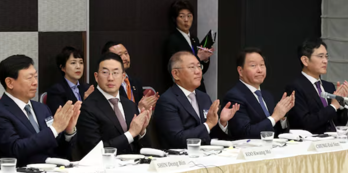 ▲2023년 도쿄 게이단렌(일본경제단체연합회) 회관에서 열린 한일 비즈니스라운드 테이블에서 참가한 신동빈(왼쪽부터) 롯데그룹 회장, 구광모 LG그룹 회장, 정의선 현대자동차그룹 회장, 최태원 SK그룹 회장, 이재용 삼성전자 회장의 모습. (연합뉴스)