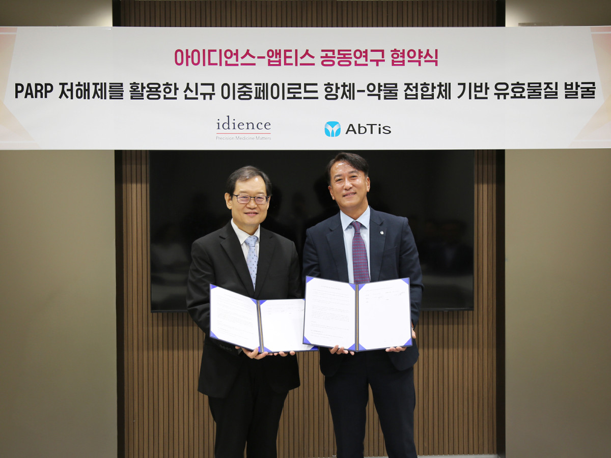 ▲(왼쪽부터)이원식 아이디언스 대표와 한태동 앱티스 대표가 : 8월 11일 일동제약그룹 본사에서 진행된 협약식에서 기념 촬영을 하고 있다. (사진제공=아이디언스)