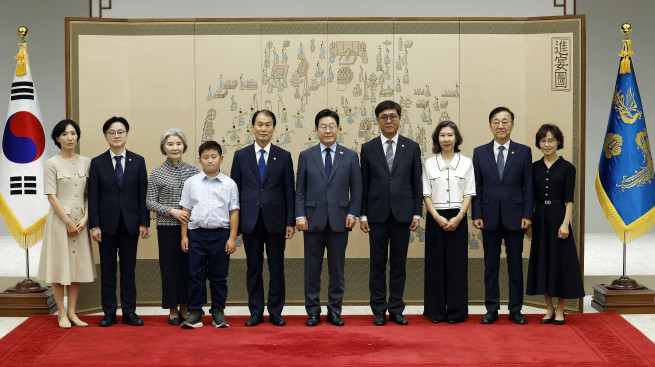 ▲이재명 대통령이 12일 서울 용산 대통령실 청사에서 열린 신임 국무위원 임명장 수여식에서 임명장을 받은 장관 및 가족과 기념촬영을 하고 있다.  (연합뉴스 )