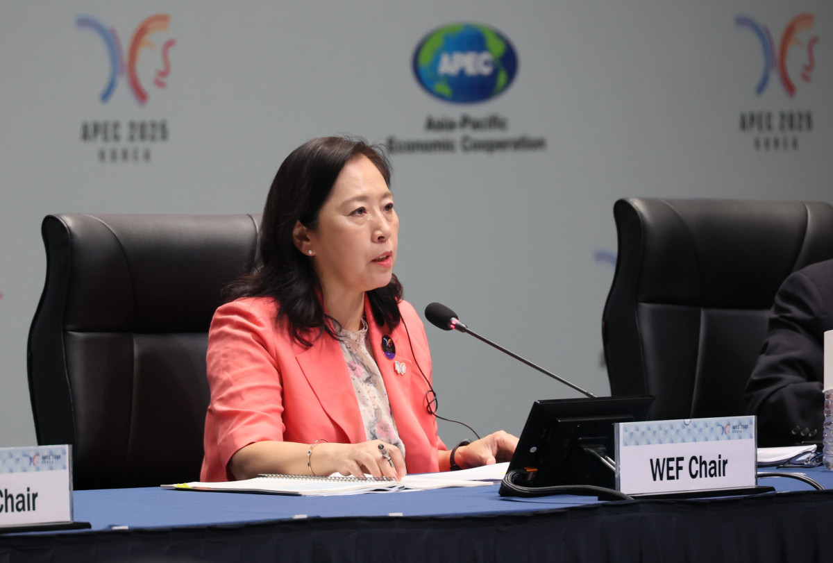 ▲신영숙 여성가족부 장관 직무대행 차관이 12일 인천 송도컨벤시아에서 개최된 ‘2025년 APEC 여성경제회의(WEF)’에서 발언하고 있다. 