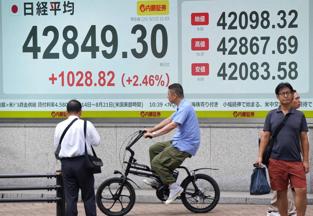 ▲일본 도쿄에서 12일 행인들이 증시 현황이 표시된 전광판 앞을 지나가고 있다.   (도쿄/AFP연합뉴스)