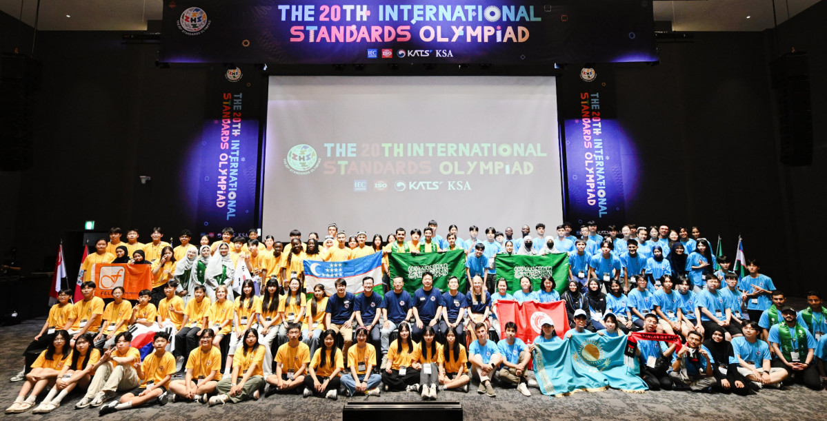 ▲김대자 산업통상자원부 국가기술표준원장이 12일 경기도 시흥시에 있는 서울대학교 시흥캠퍼스에서 열린 '제20회 국제표준올림피아드 개회식'에 참석해 참가자들과 기념 촬영을 하고 있다. (사진제공=산업통상자원부 국가기술표준원)