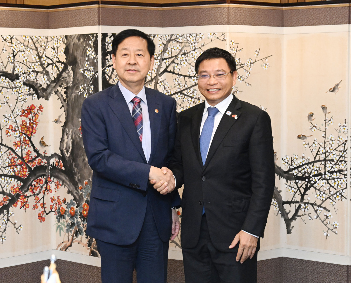 ▲구윤철 부총리 겸 기획재정부 장관이 8월 12일 서울 종로구 정부서울청사에서 '한-베트남 확대정상회담' 참석차 방한한 응우옌 반 탕 베트남 재무장관과 면담에 앞서 악수하며 기념사진을 찍고 있다. (기획재정부)