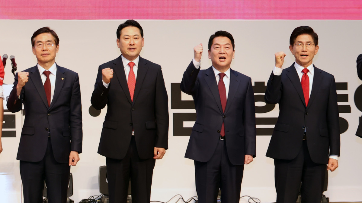 ▲국민의힘 제6차 전당대회 부산·울산·경남 합동연설회가 열린 12일 부산 해운대구 벡스코 오디토리움에서 조경태(왼쪽부터), 장동혁, 안철수, 김문수 국민의힘 당 대표 후보가 합동연설회가 끝난 뒤 무대에 올라 당원들에게 인사하고 있다. 2025.08.12. (뉴시스)