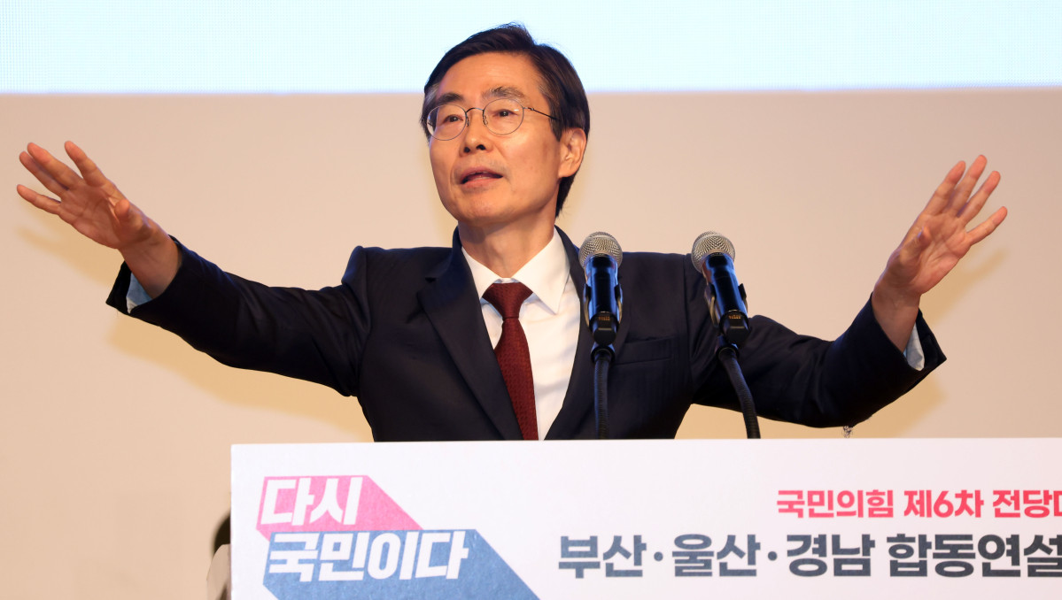 ▲국민의힘 제6차 전당대회 부산·울산·경남 합동연설회가 열린 12일 부산 해운대구 벡스코 오디토리움에서 조경태 당 대표 후보가 정견을 발표하기에 앞서 장내 소란 중단을 요구하고 있다. 2025.08.12. (뉴시스)