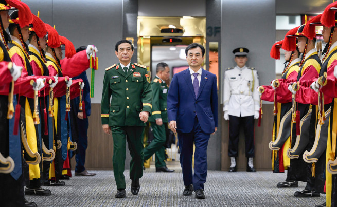 ▲안규백 국방부 장관이 12일 서울 국방부 청사에서 정상회담 수행차 방한 중인 판 반 장 베트남 국방장관과 회담하기 위해 이동하고 있다.  (국방부 )