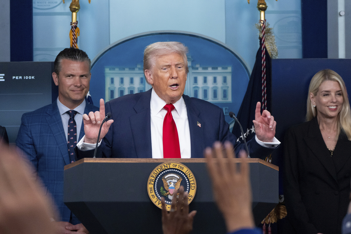 ▲도널드 트럼프 미국 대통령이 11일(현지시간) 백악관 언론 브리핑실에서 기자회견을 하고 있다.  (워싱턴D.C./AP연합뉴스)