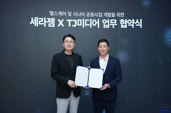 ▲세라젬은 12일 서울 강남구 역삼동 센터필드 서울타운에서 티제이미디어와 전략적 사업 협력을 위한 양해각서(MOU)를 체결했다. 사진은 (왼쪽부터) 이경수 대표이사 사장과 티제이미디어 윤나라 대표. (사진제공=세라젬 )