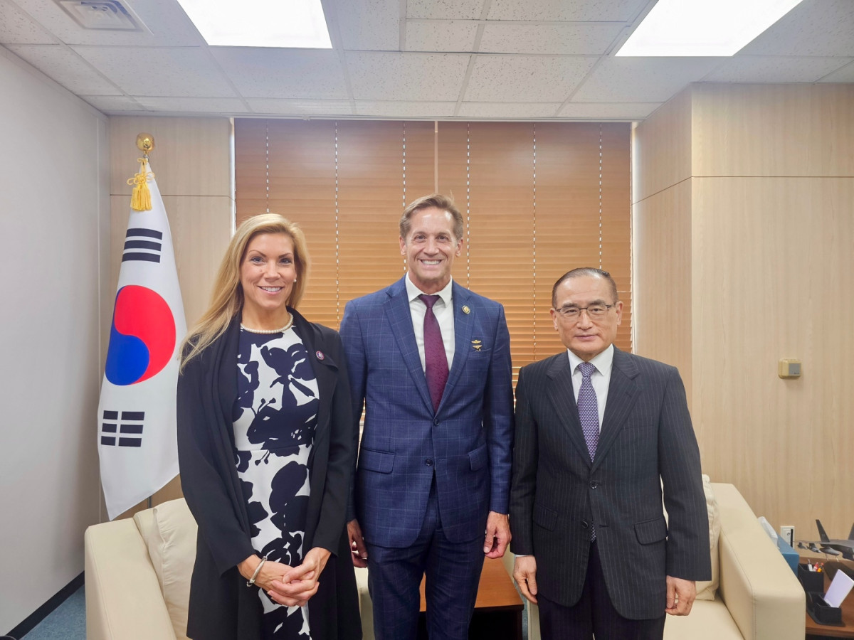 ▲12일 미국 베스 반 다인(왼쪽 첫 번째), 리처드 매코믹(두 번째) 하원의원과 면담한 위성락 국가안보실장 (사진=대통령실)