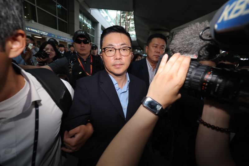 ▲ 김건희 여사 일가의 '집사'로 지목된 김예성씨가 12일 인천국제공항 제1여객터미널을 통해 입국한 뒤 민중기 특별검사팀에 체포돼 이동하고 있다 (사진= 연합뉴스)