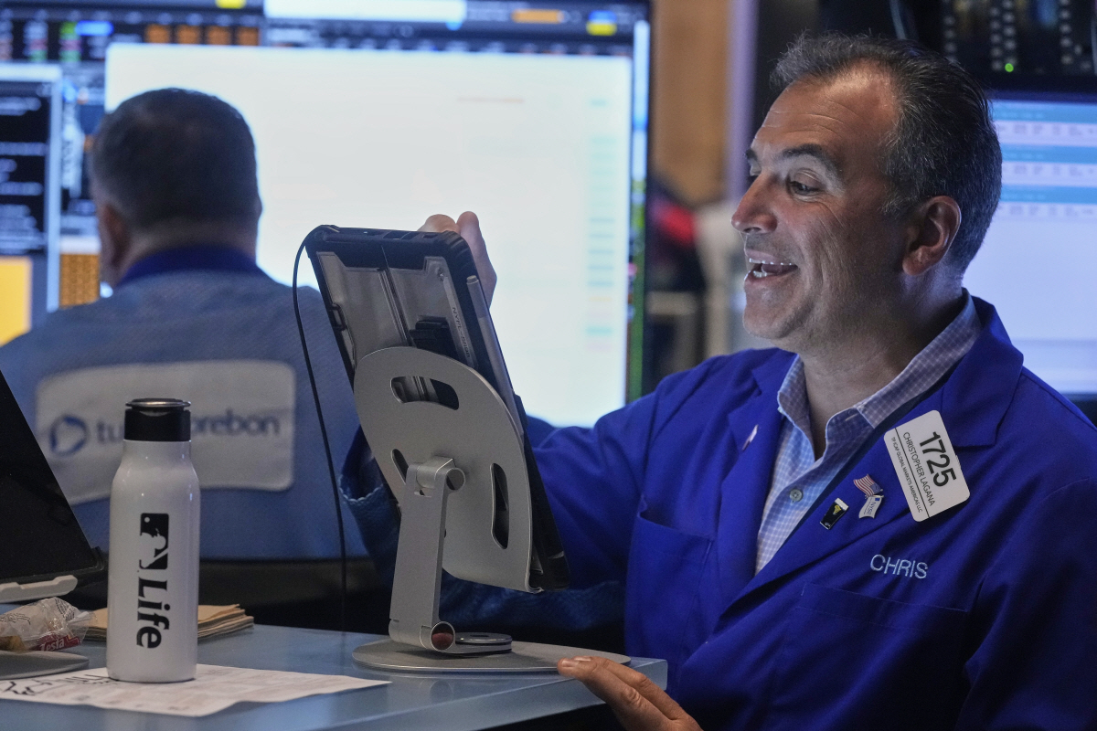 ▲뉴욕증권거래소(NYSE)에서 12일(현지시간) 트레이더가 주가를 살피고 있다. 뉴욕/AP연합뉴스