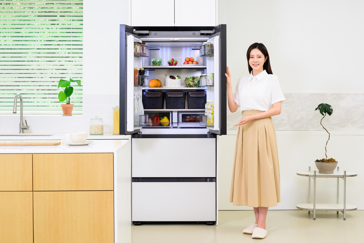 ▲삼성전자 모델이 '비스포크 AI 김치플러스 키친핏 맥스' 김치냉장고 신제품을 소개하고 있다. (자료제공=삼성전자)