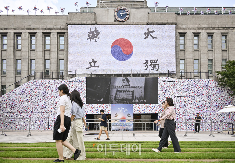 ▲제80주년 8·15 광복절을 앞둔 8일 서울 중구 서울도서관 정문 앞에 태극기 언덕이 설치되고 있다. 가로 45m·폭 5m·높이 6m 규모의 태극기 언덕은 우리 민족이 광복을 염원하며 흔들었던 태극기를 형상화한 세 가지 크기, 300개의 바람개비로 꾸며 광복의 자부심과 기쁨을 형상화한 작품이다. 시민들은 언덕에 직접 올라 꿈새김판에 걸려 있는 안중근 열사의 '단지동맹 혈서 태극기' 가까이에서 기념사진을 찍고, 서울광장에 펼쳐지는 다양한 전시와 행사도 조망할 수 있다. 조현호 기자 hyunho@ (이투데이DB)