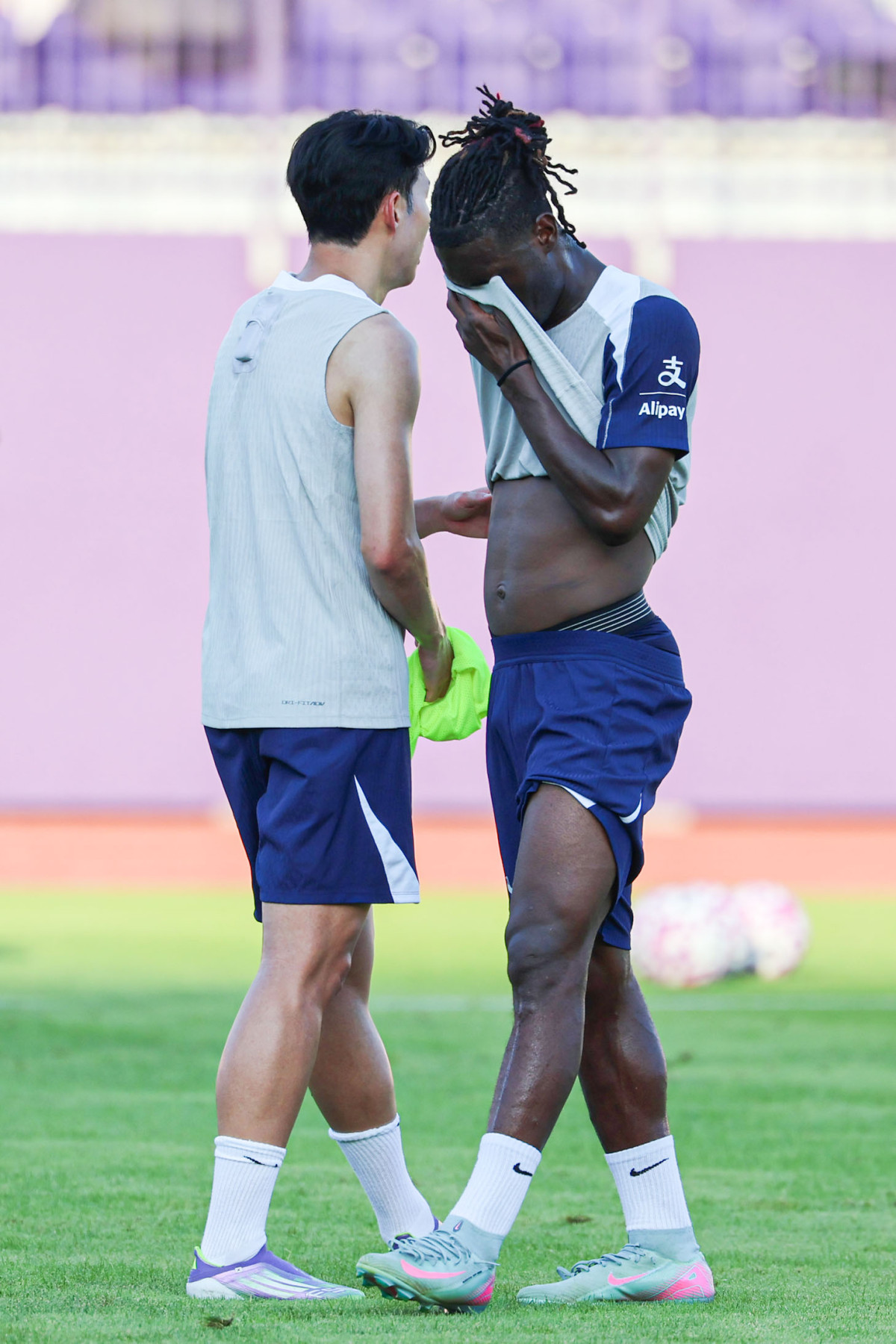 ▲손흥민과 이브 비수마 (뉴시스)