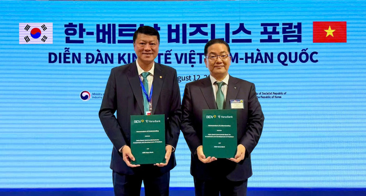 ▲이호성(사진 오른쪽) 하나은행장이 레 응옥 람 베트남투자개발은행장과 12일 서울 롯데호텔 본관 크리스탈볼룸에서 열린 ‘한국-베트남 비즈니스 포럼’에서 베트남투자개발은행(BIDV)과 국가 간 QR결제 서비스 활성화를 위한 업무협약을 체결하고 기념사진을 촬영하고 있다.