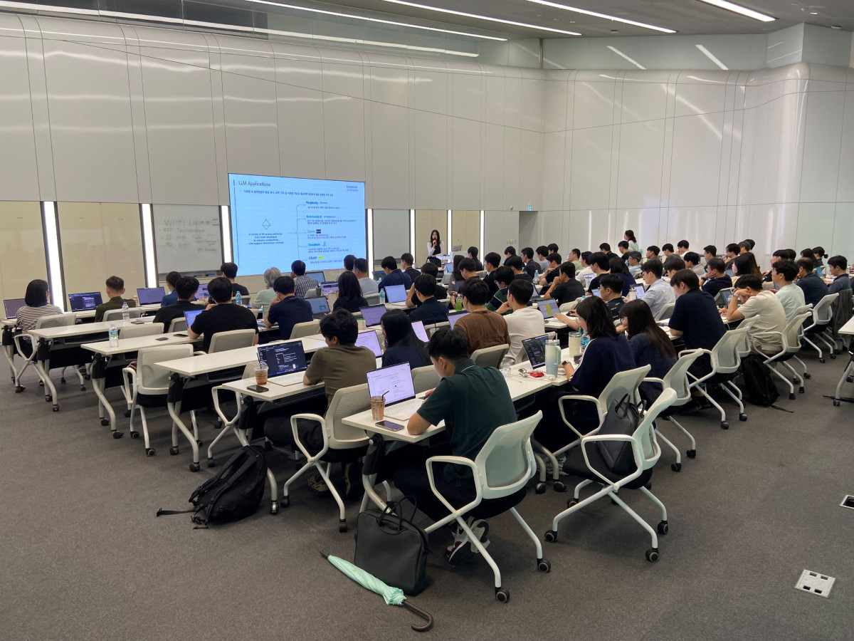 ▲한국앤컴퍼니그룹 하이테크 중앙연구소 한국테크노돔에서 ‘AI 크루 교육 프로그램’을 진행하는 모습. (사진=한국앤컴퍼니그룹)