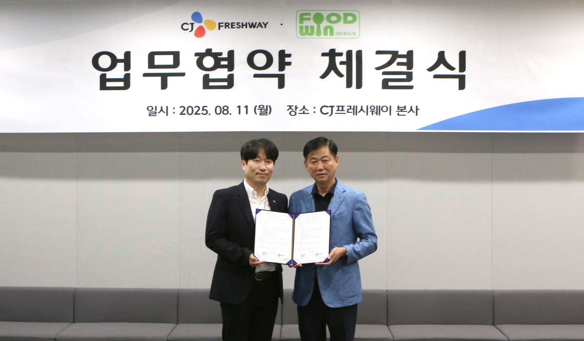 ▲11일 서울시 마포구 CJ프레시웨이 상암본사에서 김재용(왼쪽) CJ프레시웨이 급식사업담당과 김봉환 푸드윈 대표이사가 업무협약 체결 후 기념사진을 촬영하고 있다. (사진제공=CJ프레시웨이)