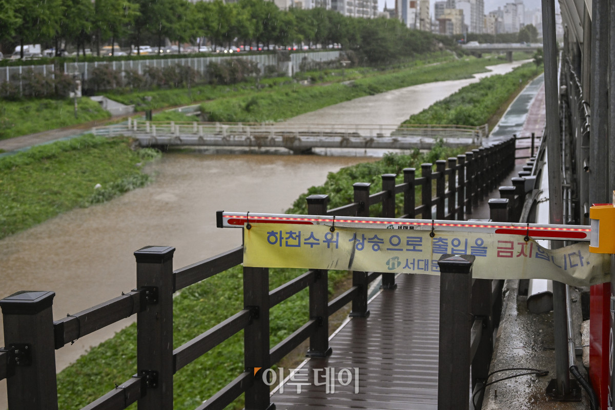 ▲서울 등 경기도 일대와 충남 서해안에 호우주의보가 발효된 13일 서울 서대문구 불광천 산책로의 출입이 전면 통제되고 있다. 이날 새벽부터 서울에 내린 많은 비로 청계천, 안양천 등 시내 전체 29개 하천의 출입이 통제됐다. 서울 동북·서남·서북권에는 오전 6시 30분을 기해 호우주의보가 발효되며, 서울시는 강우 상황과 관련해 '주의' 단계인 1단계를 발령하고 비상근무에 들어갔다. ( 조현호 기자 hyunho@)