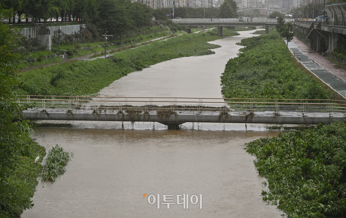 ▲서울 등 경기도 일대와 충남 서해안에 호우주의보가 발효된 13일 서울 서대문구 불광천이 내리는 비로 인해 수위가 높아져 있다. 이날 새벽부터 서울에 내린 많은 비로 청계천, 안양천 등 시내 전체 29개 하천의 출입이 통제됐다. 서울 동북·서남·서북권에는 오전 6시 30분을 기해 호우주의보가 내려지며, 서울시는 강우 상황과 관련해 '주의' 단계인 1단계를 발령하고 비상근무에 들어갔다. 조현호 기자 hyunho@