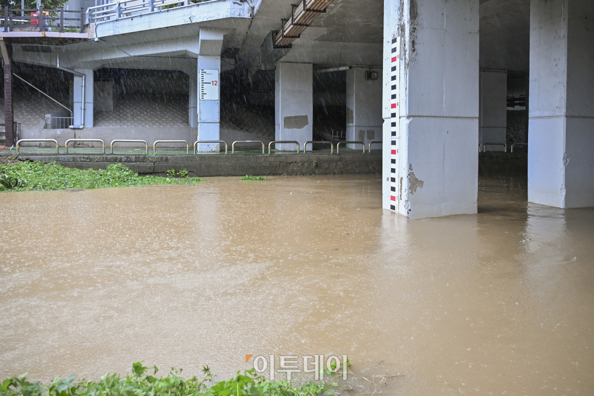 ▲서울 등 경기도 일대와 충남 서해안에 호우주의보가 발효된 13일 서울 서대문구 불광천이 내리는 비로 인해 수위가 높아져 있다. 이날 새벽부터 서울에 내린 많은 비로 청계천, 안양천 등 시내 전체 29개 하천의 출입이 통제됐다. 서울 동북·서남·서북권에는 오전 6시 30분을 기해 호우주의보가 내려지며, 서울시는 강우 상황과 관련해 '주의' 단계인 1단계를 발령하고 비상근무에 들어갔다. 조현호 기자 hyunho@