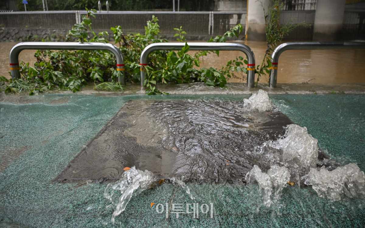 ▲서울 등 경기도 일대와 충남 서해안에 호우주의보가 발효된 13일 서울 서대문구 불광천 산책로에 물이 솟구치고 있다. 이날 새벽부터 서울에 내린 많은 비로 청계천, 안양천 등 시내 전체 29개 하천의 출입이 통제됐다. 서울 동북·서남·서북권에는 오전 6시 30분을 기해 호우주의보가 내려지며, 서울시는 강우 상황과 관련해 '주의' 단계인 1단계를 발령하고 비상근무에 들어갔다. 조현호 기자 hyunho@