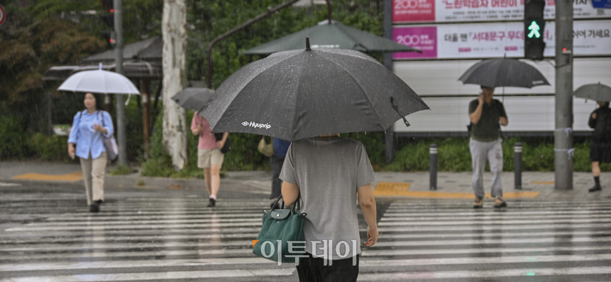 ▲서울 등 경기도 일대와 충남 서해안에 호우주의보가 발효된 13일 서울 서대문구 증산교 일대에서 우산을 쓴 시민들이 비를 피해 발걸음을 재촉하고 있다. (조현호 기자 hyunho@)