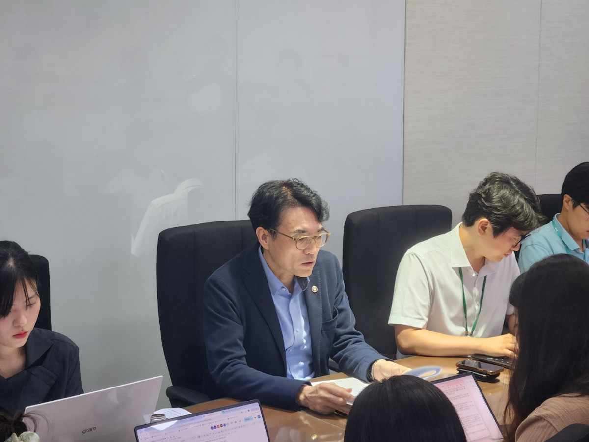 ▲권창준 고용노동부 차관이 13일 정부세종청사에서 진행된 기자간담회에서 중대재해 근절을 위한 대책 검토과제를 설명하고 있다. (김지영 인구정책전문기자 @jye)