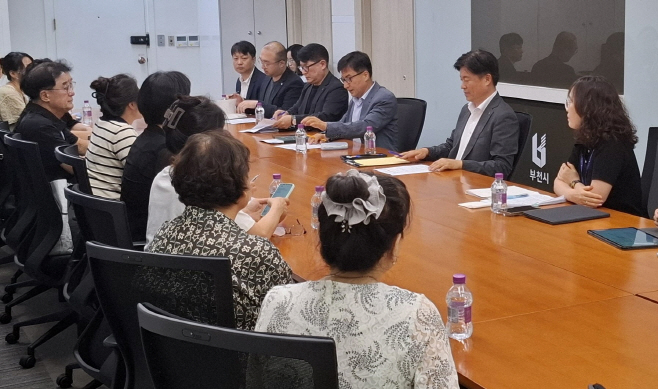 ▲조용익 부천시장(윗줄 오른쪽 두번째)이 12일 '부천원미 도심복합사업' 주민 간담회에서 주민대표위원장 등 주민 10여 명과 만나 애로사항을 청취하고 있다. ( 부천시)