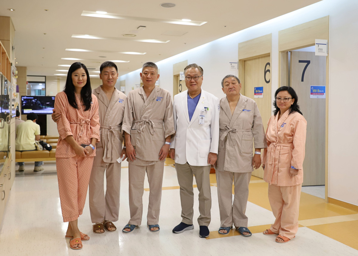 ▲최봉설 지사의 외고손녀 옘 예카테리나 씨 부부(좌측)와 문종호 순천향대 부천병원 병원장 (순천향대 부천병원)