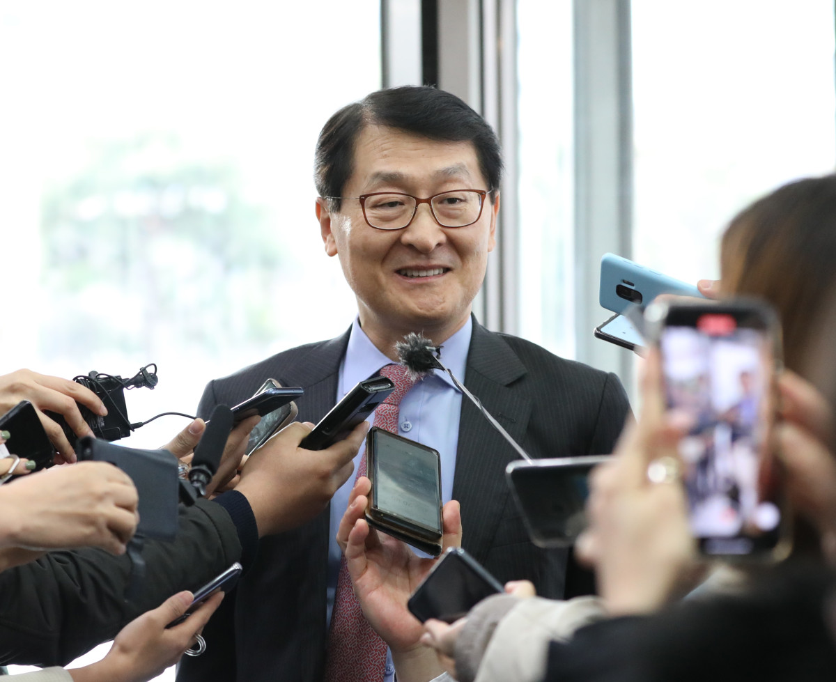 ▲위성호 전 신한은행장이 2019년 12월 13일 오전 서울 중국 신한금융지주회사에서 열리는 신한금융지주 차기회장 선임을 위한 회장후보추천위원회(회추위) 면접에 앞서 기자들의 질문에 답하고 있다.  (뉴시스)