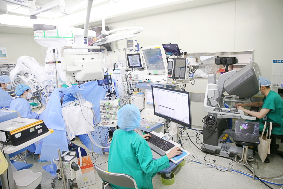 ▲김지훈 서울아산병원 간이식간담도외과 교수(오른쪽 첫 번째)가 간암 환자에게 로봇 간 절제를 시행하고 있다. (서울아산병원)