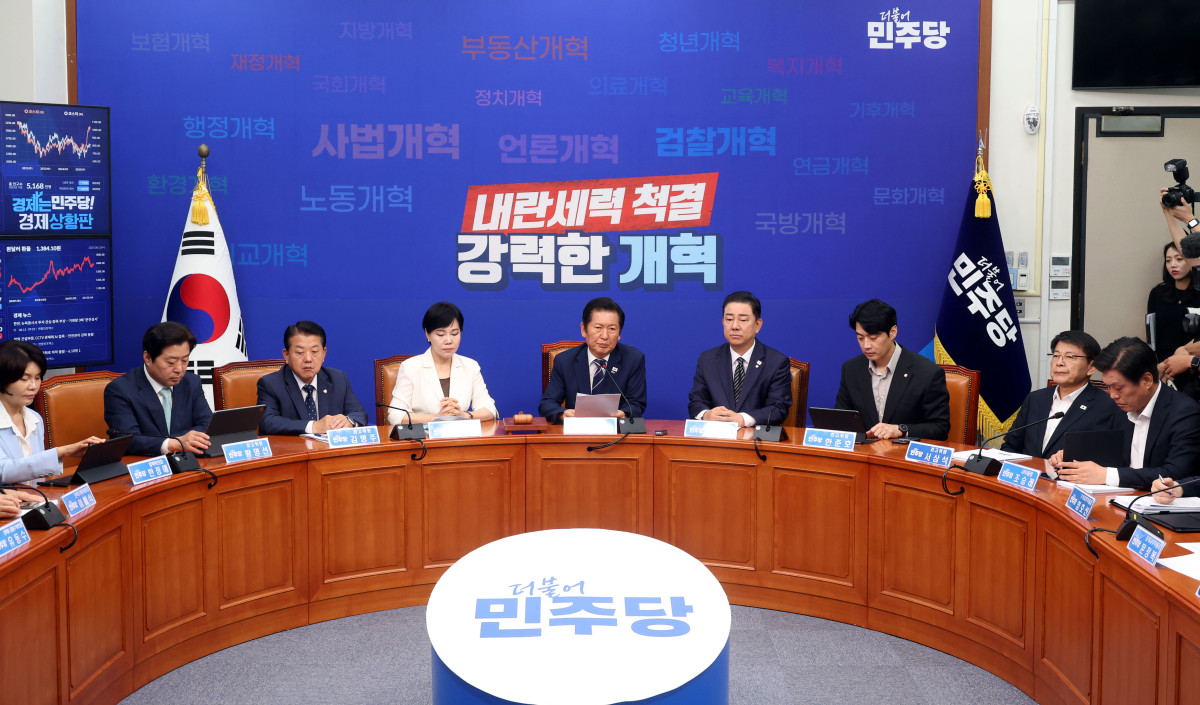 ▲정청래 더불어민주당 대표가 13일 오전 서울 여의도 국회에서 열린 최고위원회의에서 발언을 하고 있다. 2025.08.13. (뉴시스)