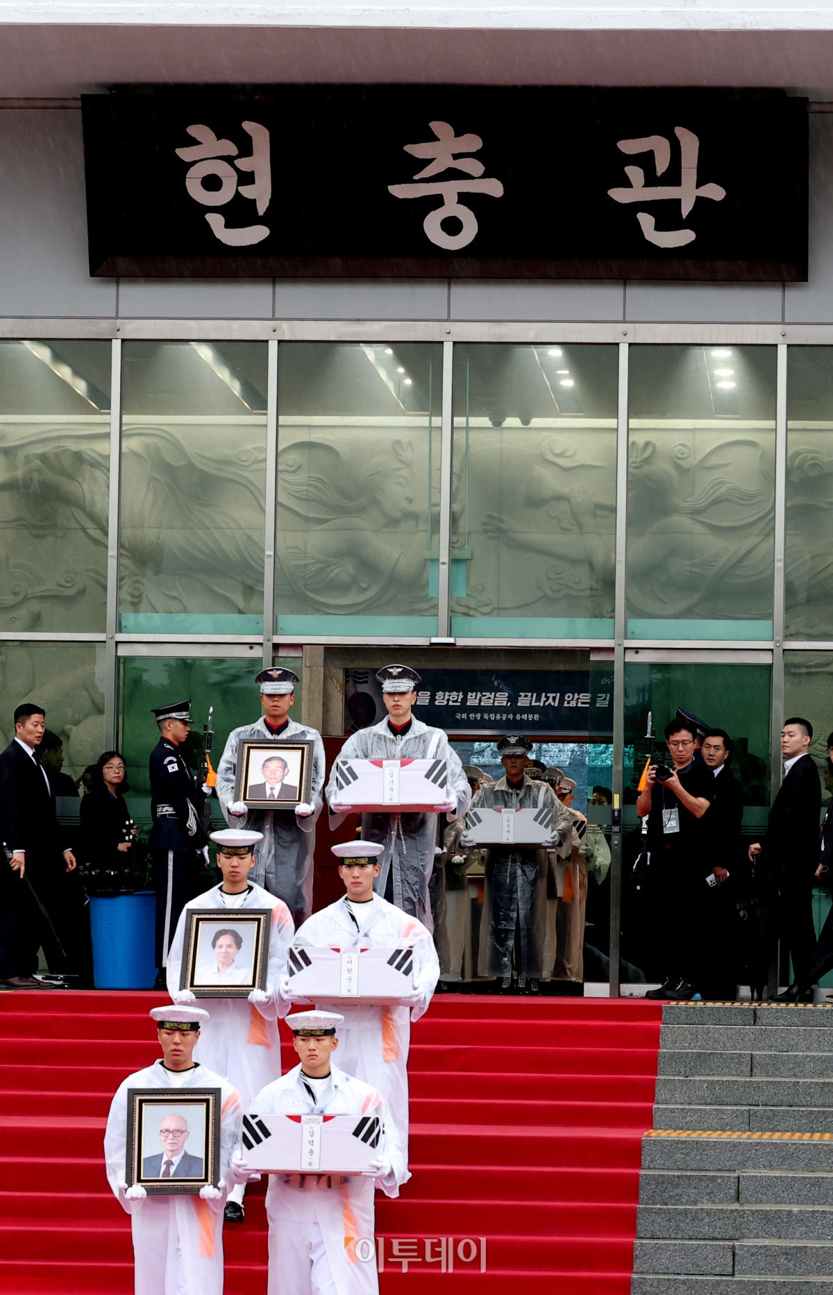 ▲13일 서울 동작구 국립서울현충원에서 거행된 국외 안장 독립유공자 유해 봉환식에서 국방부 의장병들이 김덕윤 지사 등 6명의 독립유공자 영현을 대전현충원으로 봉송하고 있다. 청사사진기자단