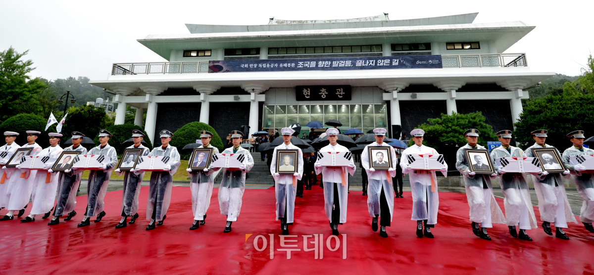 ▲13일 서울 동작구 국립서울현충원에서 거행된 국외 안장 독립유공자 유해 봉환식에서 국방부 의장병들이 김덕윤 지사 등 6명의 독립유공자 영현을 대전현충원으로 봉송하고 있다. 청사사진기자단
