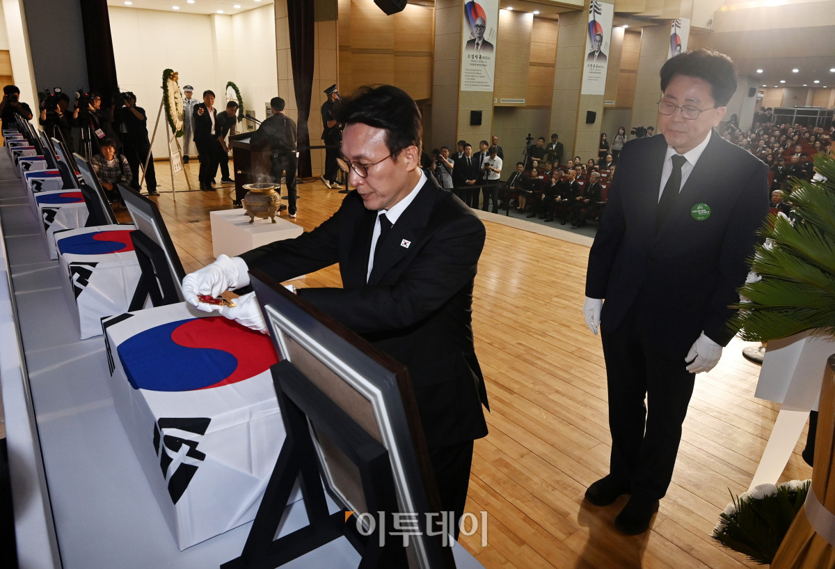 ▲김민석 국무총리가 13일 서울 동작구 국립서울현충원에서 거행된 광복 80년, 독립유공자 유해봉환식에서 건국훈장을 헌정하고 있다. 이번에 고국으로 돌아오는 유공자는 문양목(1995년 독립장)·김덕윤(1990년 애국장)·김기주(1990년 애족장)·한응규(1990년 애족장)·임창모(2019년 애족장)·김재은(2002년 애족장) 지사다. 청사사진기자단