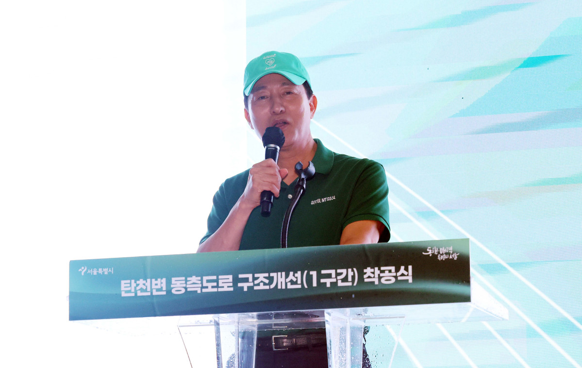 ▲오세훈 서울시장이 13일 서울 송파구 숯내공원에서 열린 ‘탄천변 동측도로 구조개선 공사 착공식’에서 인사말을 하고 있다. 서울시는 동남권 대규모 개발에 따른 교통수요에 대응하고 동부간선도로 및 송파대로의 우회 기능을 확보하기 위한 탄천변 동측도로 구조개선사업을 이날 착공식을 시작으로 본격 추진한다. 구조개선사업은 송파구 삼성교 북단에서 동남로삼거리까지 약 4.9㎞ 구간을 개선하는 사업으로 1구간(광평교사거리~동남로삼거리 0.6㎞)은 2029년 하반기 개통을 목표로 추진된다. 2구간(삼성교 북단~광평교사거리 4.3㎞)은 2025년 하반기부터 기본 및 실시설계를 거쳐 차례대로 진행될 예정이다. 신태현 기자 holjjak@