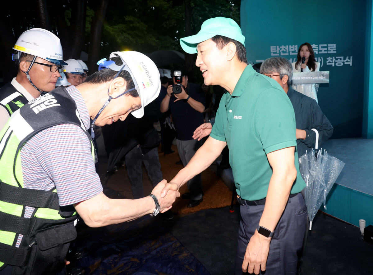 ▲오세훈 서울시장이 13일 서울 송파구 숯내공원에서 열린 ‘탄천변 동측도로 구조개선 공사 착공식’에서 현장 관계자들을 격려하고 있다. 서울시는 동남권 대규모 개발에 따른 교통수요에 대응하고 동부간선도로 및 송파대로의 우회 기능을 확보하기 위한 탄천변 동측도로 구조개선사업을 이날 착공식을 시작으로 본격 추진한다. 구조개선사업은 송파구 삼성교 북단에서 동남로삼거리까지 약 4.9㎞ 구간을 개선하는 사업으로 1구간(광평교사거리~동남로삼거리 0.6㎞)은 2029년 하반기 개통을 목표로 추진된다. 2구간(삼성교 북단~광평교사거리 4.3㎞)은 2025년 하반기부터 기본 및 실시설계를 거쳐 차례대로 진행될 예정이다. 신태현 기자 holjjak@