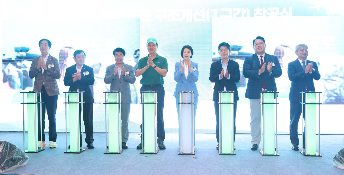 ▲오세훈 서울시장, 배현진 국민의힘 의원, 서강석 송파구청장 등이 13일 서울 송파구 숯내공원에서 열린 ‘탄천변 동측도로 구조개선 공사 착공식’에서 기념촬영을 하고 있다. 서울시는 동남권 대규모 개발에 따른 교통수요에 대응하고 동부간선도로 및 송파대로의 우회 기능을 확보하기 위한 탄천변 동측도로 구조개선사업을 이날 착공식을 시작으로 본격 추진한다. 구조개선사업은 송파구 삼성교 북단에서 동남로삼거리까지 약 4.9㎞ 구간을 개선하는 사업으로 1구간(광평교사거리~동남로삼거리 0.6㎞)은 2029년 하반기 개통을 목표로 추진된다. 2구간(삼성교 북단~광평교사거리 4.3㎞)은 2025년 하반기부터 기본 및 실시설계를 거쳐 차례대로 진행될 예정이다. 신태현 기자 holjjak@