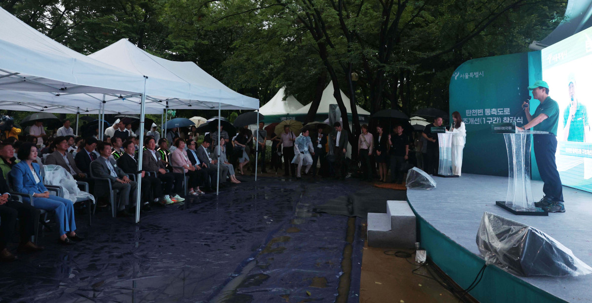 ▲오세훈 서울시장이 13일 서울 송파구 숯내공원에서 열린 ‘탄천변 동측도로 구조개선 공사 착공식’에서 인사말을 하고 있다. 서울시는 동남권 대규모 개발에 따른 교통수요에 대응하고 동부간선도로 및 송파대로의 우회 기능을 확보하기 위한 탄천변 동측도로 구조개선사업을 이날 착공식을 시작으로 본격 추진한다. 구조개선사업은 송파구 삼성교 북단에서 동남로삼거리까지 약 4.9㎞ 구간을 개선하는 사업으로 1구간(광평교사거리~동남로삼거리 0.6㎞)은 2029년 하반기 개통을 목표로 추진된다. 2구간(삼성교 북단~광평교사거리 4.3㎞)은 2025년 하반기부터 기본 및 실시설계를 거쳐 차례대로 진행될 예정이다. 신태현 기자 holjjak@