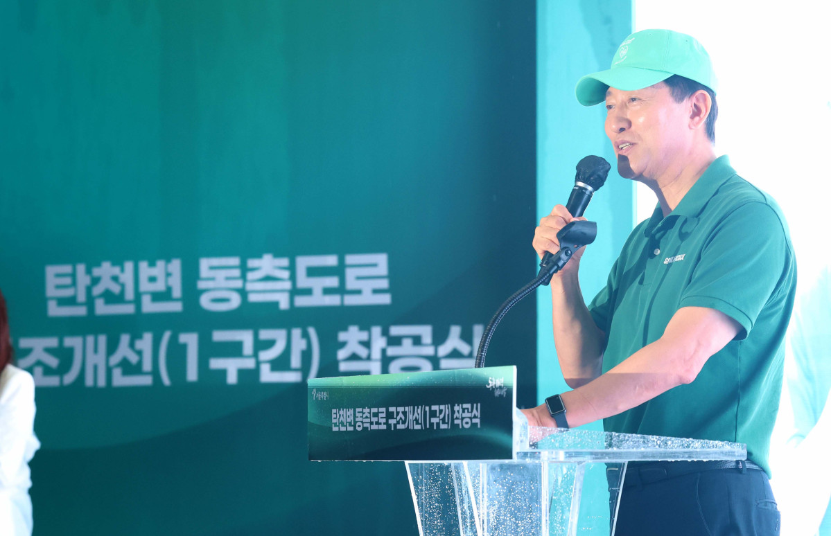 ▲오세훈 서울시장이 13일 서울 송파구 숯내공원에서 열린 ‘탄천변 동측도로 구조개선 공사 착공식’에서 인사말을 하고 있다. 서울시는 동남권 대규모 개발에 따른 교통수요에 대응하고 동부간선도로 및 송파대로의 우회 기능을 확보하기 위한 탄천변 동측도로 구조개선사업을 이날 착공식을 시작으로 본격 추진한다. 구조개선사업은 송파구 삼성교 북단에서 동남로삼거리까지 약 4.9㎞ 구간을 개선하는 사업으로 1구간(광평교사거리~동남로삼거리 0.6㎞)은 2029년 하반기 개통을 목표로 추진된다. 2구간(삼성교 북단~광평교사거리 4.3㎞)은 2025년 하반기부터 기본 및 실시설계를 거쳐 차례대로 진행될 예정이다. 신태현 기자 holjjak@